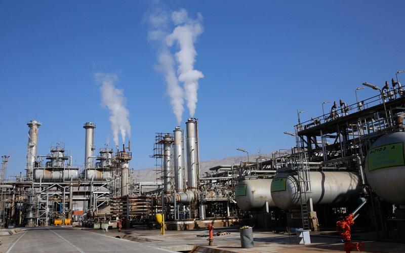 به گزارش نفت جنوب به نقل از شانا، پالایشگاه گاز فجر جم در سال‌های اخیر با رویکردی آینده‌نگر و برنامه‌ریزی دقیق، گام‌های مهمی در مسیر بهبود بهره‌وری، ارتقای ایمنی و کاهش آلایندگی برداشته است. این مجموعه با اجرای پروژه‌های بازیافت، بازسازی ردیف‌های آسیب‌دیده و توسعه زیرساخت‌های حیاتی مانند شبکه آتش‌نشانی و سیستم‌های آب‌رسانی توانسته است افزون بر حفظ پایداری تولید، الگوی موفقی از مدیریت کارآمد در صنعت گاز کشور ارائه دهد.