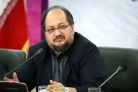 به گزارش نفت جنوب به نقل از تسنیم، محمد شریعتمداری، مدیرعامل شرکت صنایع پتروشیمی خلیج فارس در آیین پایانی همایش پتروفن 1404 اظهار داشت: همایش پتروفن دیگر رویکردی درون‌سازمانی ندارد و امیدوارم بتوانیم رویدادی با انعکاس دقیق نیازهای کشور داشته باشیم و شرکت‌های دانش‌بنیان و مدیران دیگر شرکت‌ها و هلدینگ‌ها را در کنار هم قرار دهیم.