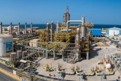 به گزارش نفت جنوب  بر اساس اعلام روابط عمومی پتروشیمی مروارید، این تعمیرات اساسی از امروز، شنبه ۲۹ آذرماه آغاز شده و با برنامه‌ریزی دقیق و هماهنگی کامل میان واحدهای بهره‌برداری، تعمیرات، مهندسی، بازرسی فنی، HSE و پشتیبانی در حال اجراست. مهم‌ترین محور این مرحله، تخلیه و بارگذاری کاتالیست در راکتورهای R-1001A و R-1001B واحد MEG با هدف بهبود راندمان فرآیندی و افزایش قابلیت اطمینان تولید اتیلن گلایکول است.