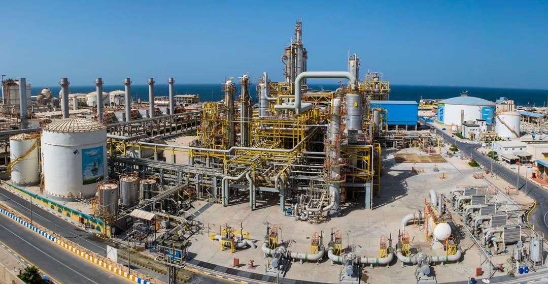 به گزارش نفت جنوب  بر اساس اعلام روابط عمومی پتروشیمی مروارید، این تعمیرات اساسی از امروز، شنبه ۲۹ آذرماه آغاز شده و با برنامه‌ریزی دقیق و هماهنگی کامل میان واحدهای بهره‌برداری، تعمیرات، مهندسی، بازرسی فنی، HSE و پشتیبانی در حال اجراست. مهم‌ترین محور این مرحله، تخلیه و بارگذاری کاتالیست در راکتورهای R-1001A و R-1001B واحد MEG با هدف بهبود راندمان فرآیندی و افزایش قابلیت اطمینان تولید اتیلن گلایکول است.