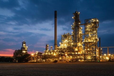 به گزارش نفت جنوب به نقل از ایرنا، حسین افشین روز سه‌شنبه در اختتامیه رویداد پتروفن که با حضور مدیران و فعالان صنعت پتروشیمی برگزار شد، با اشاره به نقش زنان در توسعه کشور اعلام کرد: امروز باید یک قدم جلوتر رفت. در جهان امروز فقط دیدن کافی نیست؛ آینده باهوش است و برنده کسی است که زودتر بفهمد، زودتر تصمیم بگیرد و زودتر بسازد.