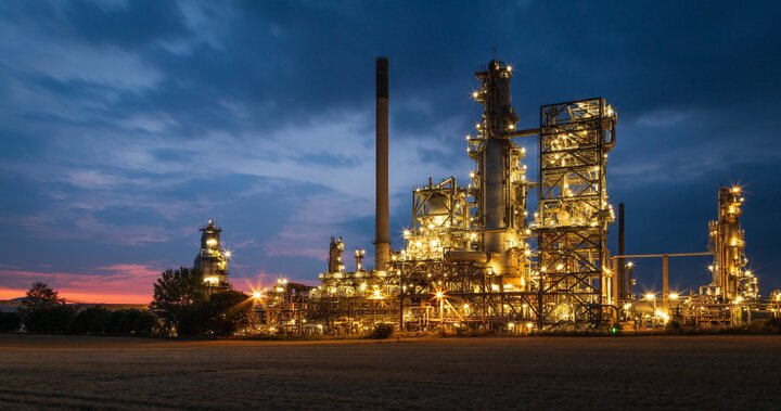 به گزارش نفت جنوب به نقل از ایرنا، حسین افشین روز سه‌شنبه در اختتامیه رویداد پتروفن که با حضور مدیران و فعالان صنعت پتروشیمی برگزار شد، با اشاره به نقش زنان در توسعه کشور اعلام کرد: امروز باید یک قدم جلوتر رفت. در جهان امروز فقط دیدن کافی نیست؛ آینده باهوش است و برنده کسی است که زودتر بفهمد، زودتر تصمیم بگیرد و زودتر بسازد.