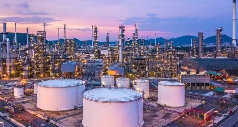 به گزارش نفت جنوب به نقل از تسنیم، حمید پورمحمدی، رئیس سازمان برنامه و بودجه کشور، در تاریخ 12 آذرماه مصوبه شورای اقتصاد درخصوص دستورالعمل نحوه صدور مجوز صادرات فرآورده‌های نفتی اصلی در راستای پرداخت مطالبات شرکت‌های پالایش نفت را ابلاغ کرد.