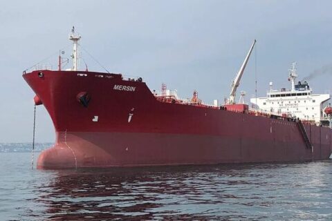 به گزارش نفت جنوب به نقل از اویل پرایس، نرخ روزانه اجاره کشتی برای حمل کالاهای اساسی در سال جاری میلادی جهش چشمگیری داشته و نرخ نفتکشها با رشد خیرهکننده 467 درصدی مواجه بودهاست. این افزایش قیمت در حالی رخ داده که مالکان کشتیها برای حمل حجم فزاینده محمولهها با مجموعهای از اختلالها در مسیر و تحریمها دستوپنجه نرم میکنند.