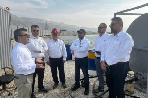 به گزارش نفت جنوب: محمدرضا عاطفه‌پور، مدیر پروژه خط لوله جدید فاز ۱۶ پارس جنوبی، در جریان سفر به عسلویه ضمن تشریح روند اجرا و وضعیت فعلی این پروژه به روابط عمومی شرکت مهندسی و ساخت تأسیسات دریایی ایران گفت:  پروژه خط لوله فاز ۱۶ پارس جنوبی در ابتدای سال ۱۴۰۱ از سوی شرکت نفت و گاز پارس به‌عنوان کارفرما ابلاغ شد و در تاریخ ۲۰ مهر ۱۴۰۲ به بهره‌برداری زودهنگام رسید که در نتیجه آن، ظرفیت تولید گاز سکوی فاز ۱۶ از ۷۰۰ میلیون فوت مکعب در روز به بیش از یک میلیارد فوت مکعب افزایش یافت.