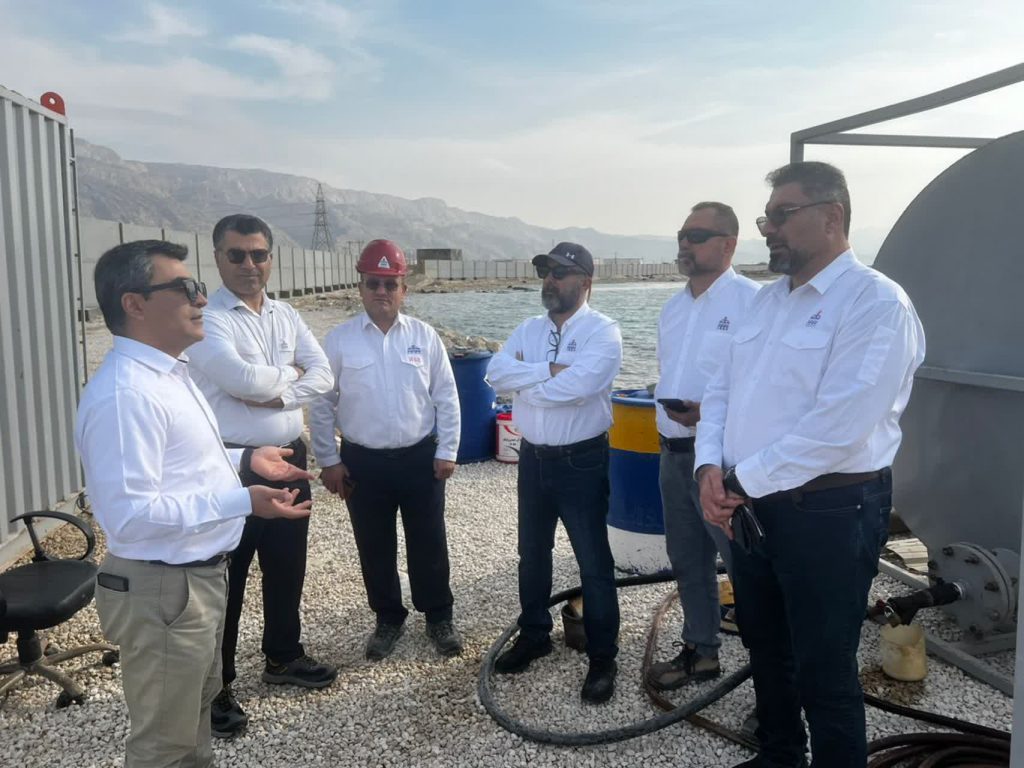 به گزارش نفت جنوب: محمدرضا عاطفه‌پور، مدیر پروژه خط لوله جدید فاز ۱۶ پارس جنوبی، در جریان سفر به عسلویه ضمن تشریح روند اجرا و وضعیت فعلی این پروژه به روابط عمومی شرکت مهندسی و ساخت تأسیسات دریایی ایران گفت:  پروژه خط لوله فاز ۱۶ پارس جنوبی در ابتدای سال ۱۴۰۱ از سوی شرکت نفت و گاز پارس به‌عنوان کارفرما ابلاغ شد و در تاریخ ۲۰ مهر ۱۴۰۲ به بهره‌برداری زودهنگام رسید که در نتیجه آن، ظرفیت تولید گاز سکوی فاز ۱۶ از ۷۰۰ میلیون فوت مکعب در روز به بیش از یک میلیارد فوت مکعب افزایش یافت.