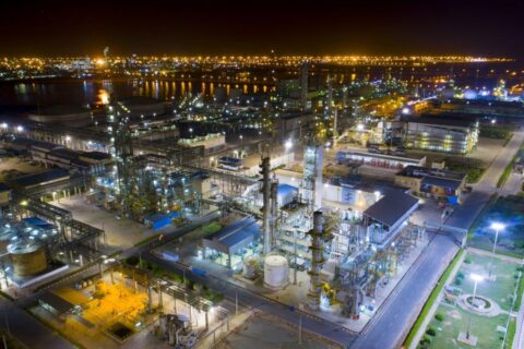 به گزارش نفت جنوب به نقل از ایلنا، پتروشیمی فن‌آوران در آبان ماه، سروصدای زیادی به پا کرده است. این مجموعه به‌تازگی بزرگ‌ترین عملیات اورهال تاریخ خود را با موفقیت پشت سر گذاشته و حالا نتایجش را دیده است. درآمد فن‌آوران در آبان ماه نسبت به سال گذشته، بیش از دو برابر رشد کرده است و درآمدهای کلی شرکت تا این ماه هم از مرز ۱۰۵ همت گذشته است. کارشناسان می‌گویند این موفقیت بزرگ، نتیجهٔ برنامه‌ریزی درست شرکت برای رسیدن به تولید پایدار و استفاده از حداکثر ظرفیت کارخانه است.