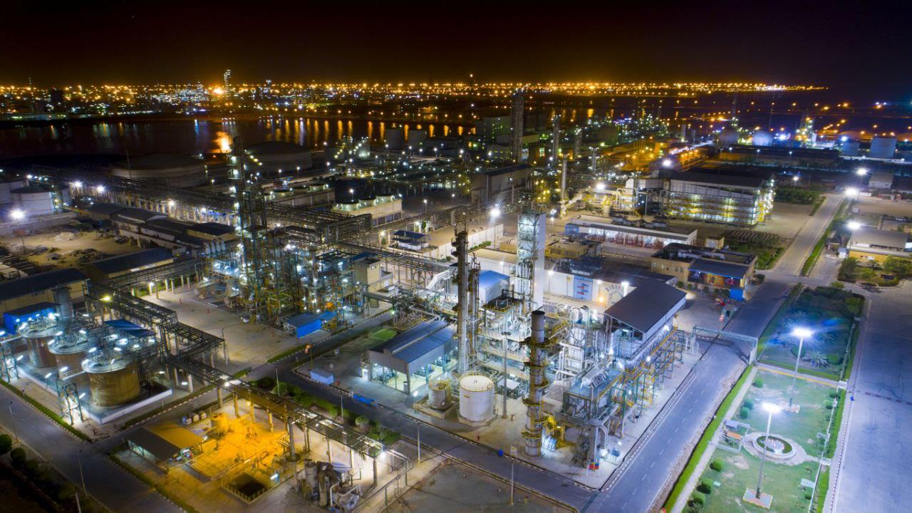 به گزارش نفت جنوب به نقل از ایلنا، پتروشیمی فن‌آوران در آبان ماه، سروصدای زیادی به پا کرده است. این مجموعه به‌تازگی بزرگ‌ترین عملیات اورهال تاریخ خود را با موفقیت پشت سر گذاشته و حالا نتایجش را دیده است. درآمد فن‌آوران در آبان ماه نسبت به سال گذشته، بیش از دو برابر رشد کرده است و درآمدهای کلی شرکت تا این ماه هم از مرز ۱۰۵ همت گذشته است. کارشناسان می‌گویند این موفقیت بزرگ، نتیجهٔ برنامه‌ریزی درست شرکت برای رسیدن به تولید پایدار و استفاده از حداکثر ظرفیت کارخانه است.