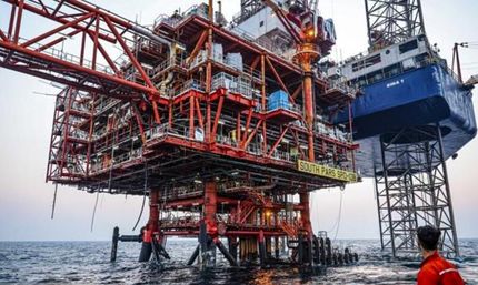 به گزارش نفت جنوب به نقل از شرکت نفت و گاز پارس، تورج دهقانی دستیابی به برداشت روزانه ۷۲۲ میلیون مترمکعب گاز غنی را نتیجه اجرای مجموعهای از برنامههای فنی و مدیریتی و فعالیت منسجم و همدلانه بخشهای مختلف عملیاتی و ستادی این شرکت دانست و اظهار کرد: این دستاورد حاصل اقداماتی است که در یک سال گذشته با اولویت افزایش و پایداری تولید گاز غنی به واسطه حفر چاههای جدید، انجام تعمیرات اساسی هدفمند، نوسازی و افزایش ضریب اطمینان تجهیزات و بهرهگیری از توان هزاران نفر از نیروهای متخصص داخل کشور دنبال شد و امروز نتیجه آن تلاشها بهصورت ملموس در ارتقای ظرفیت برداشت گاز غنی از این میدان مشترک مشاهده میشود.