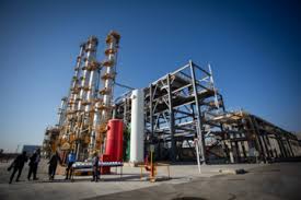 به گزارش نفت جنوب به نقل از ایرنا، سپهدار انصار نیک روز سه‌شنبه در نشست خبری با اصحاب رسانه با اشاره به چالش‌های پیش‌روی صنعت پتروشیمی کشور تأکید کرد: در صورت عدم اصلاح سیاست‌های خوراک، انرژی و سرمایه‌گذاری، صنعت پتروشیمی ایران که امروز یکی از موتورهای پیشران اقتصاد کشور است، با کاهش رقابت‌پذیری و افت سهم در بازارهای جهانی مواجه خواهد شد.