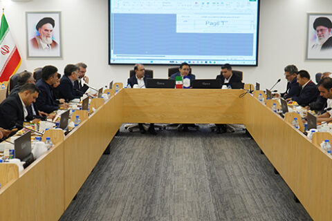 به گزارش نفت جنوب به نقل از روابطعمومی شرکت عملیات غیرصنعتی پازارگاد، دکتر شمس، مدیر سرمایه انسانی شرکت صنایع پتروشیمی خلیج فارس، در نشست مدیران منابع انسانی شرکتهای زیرمجموعه این هلدینگ، با قدردانی از رویکرد نوآورانه و بهروزرسانی خدمات در شرکت پازارگاد اظهار داشت: توجه جدی به حوزه منابع انسانی و رسیدگی به نیازهای نیروهای شاغل در صنعت پتروشیمی، نقش مهمی در افزایش بهرهوری و پایداری تولید دارد. از این رو، خدمات رفاهی ویژه کارکنان و خانوادههای آنان از اهمیت بالایی برخوردار است و آثار مثبت آن در عملکرد سازمانی مشهود خواهد بود.