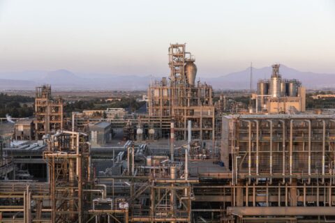 به گزارش نفت جنوب به نقل از روابط عمومی شرکت پتروشیمی تبریز؛ دهمین اجلاس سراسری «نشان عالی مدیر سال»، نوزدهم آذرماه با حضور مسئولان ارشد اقتصادی، نمایندگان مجلس و مدیران صنایع در مرکز همایش‌های بین‌المللی صداوسیما برگزار شد. در این مراسم، دکتر سیدنوراله میراشرفی مدیرعامل و نائب‌رئیس هیئت‌مدیره پتروشیمی تبریز، به‌عنوان یکی از مدیران ارزش‌آفرین کشور مورد تقدیر قرار گرفت و نشان عالی مدیر سال ۱۴۰۴ را دریافت کرد.