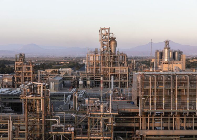 به گزارش نفت جنوب به نقل از روابط عمومی شرکت پتروشیمی تبریز؛ دهمین اجلاس سراسری «نشان عالی مدیر سال»، نوزدهم آذرماه با حضور مسئولان ارشد اقتصادی، نمایندگان مجلس و مدیران صنایع در مرکز همایش‌های بین‌المللی صداوسیما برگزار شد. در این مراسم، دکتر سیدنوراله میراشرفی مدیرعامل و نائب‌رئیس هیئت‌مدیره پتروشیمی تبریز، به‌عنوان یکی از مدیران ارزش‌آفرین کشور مورد تقدیر قرار گرفت و نشان عالی مدیر سال ۱۴۰۴ را دریافت کرد.