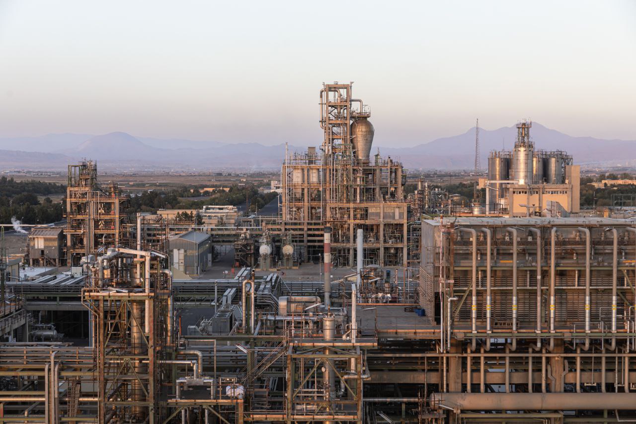 به گزارش نفت جنوب به نقل از روابط عمومی شرکت پتروشیمی تبریز؛ دهمین اجلاس سراسری «نشان عالی مدیر سال»، نوزدهم آذرماه با حضور مسئولان ارشد اقتصادی، نمایندگان مجلس و مدیران صنایع در مرکز همایش‌های بین‌المللی صداوسیما برگزار شد. در این مراسم، دکتر سیدنوراله میراشرفی مدیرعامل و نائب‌رئیس هیئت‌مدیره پتروشیمی تبریز، به‌عنوان یکی از مدیران ارزش‌آفرین کشور مورد تقدیر قرار گرفت و نشان عالی مدیر سال ۱۴۰۴ را دریافت کرد.