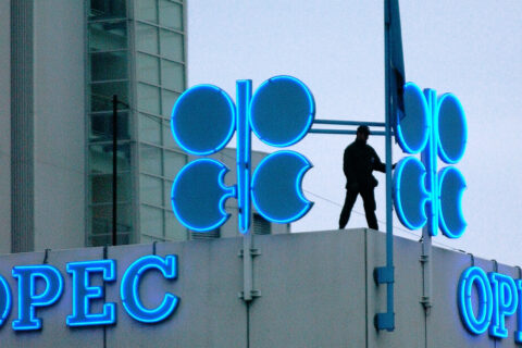 به گزارش نفت جنوب به نقل از ایسنا، میانگین قیمت هر بشکه نفت سنگین ایران در نوامبر به ۶۴ دلار و ۲۵ سنت رسید که در مقایسه با قیمت ۶۴ دلار و ۷۴ سنت در اکتبر، ۴۹ سنت کاهش داشت. میانگین قیمت هر بشکه نفت سنگین ایران از ابتدای سال ۲۰۲۵ تاکنون، ۷۰ دلار و ۲۱ سنت، در مقایسه با ۸۰ دلار و ۳۰ سنت در مدت مشابه سال ۲۰۲۴ بوده است.