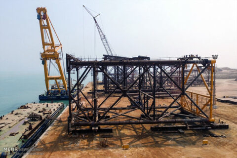 به گزارش نفت جنوب به نقل از گروه پتروپارس، حمیدرضا ثقفی روز چهارشنبه با اعلام حرکت جکت به سمت موقعیت ۱۱A افزود: این جکت با ملحقات خود وزنی بیش از چهار هزار تن دارد که شامل ۲۲۵۷ تن بدنه اصلی، ۱۵۸۵ تن شمعها و بیش از ۲۰۰ تن ملحقات است.