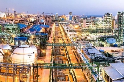 به گزارش نفت جنوب به نقل از مهر، حمیدرضا عجمی در نخستین اجلاس سرمایه‌گذاران صنعت پتروشیمی با تأکید بر نقش دولت در توسعه این صنعت گفت: دولت مکلف است بسترها و ریل‌گذاری‌های لازم را برای حضور فعال و مؤثر بخش خصوصی فراهم کند.