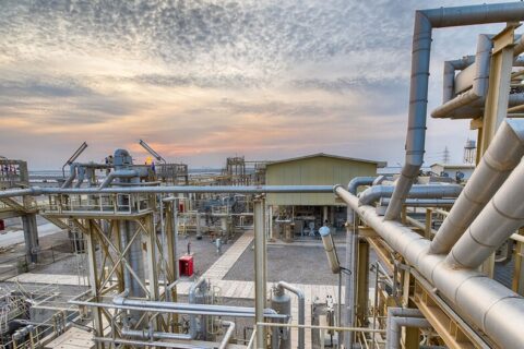 به گزارش نفت جنوب به نقل از شرکت مهندسی و توسعه نفت، سید حسین محسنی‌زنوزی مجری طرح توسعه میدان نفتی یاران با بیان اینکه راه‌اندازی پمپ درون‌چاهی در چاه شماره ۲ شمال میدان یاران به‌منظور سیاست‌های شرکت متن برای بهره‌گیری از روش‌های نوین جریان‌سازی مصنوعی در میدان‌هایی که با افت فشار طبیعی مواجه هستند، انجام شده است، گفت: پمپ نصب‌شده در عمق ۲ هزار و ۱۳۰ متری جای‌گذاری شده و با مشخصاتی شامل ظرفیت ۱۰۰ مترمکعب در روز، ۲۰۴ استیج و موتور ۵۴ کیلوواتی طراحی و انتخاب شده است. تجهیز چاه شماره ۲ به این سامانه پیشرفته، امکان دستیابی به تولید روزانه ۵۰۰ بشکه نفت و حفظ پایداری جریان در دوره‌های بهره‌برداری بلندمدت را فراهم می‌کند.