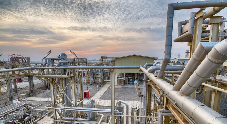 به گزارش نفت جنوب به نقل از شرکت مهندسی و توسعه نفت، سید حسین محسنی‌زنوزی مجری طرح توسعه میدان نفتی یاران با بیان اینکه راه‌اندازی پمپ درون‌چاهی در چاه شماره ۲ شمال میدان یاران به‌منظور سیاست‌های شرکت متن برای بهره‌گیری از روش‌های نوین جریان‌سازی مصنوعی در میدان‌هایی که با افت فشار طبیعی مواجه هستند، انجام شده است، گفت: پمپ نصب‌شده در عمق ۲ هزار و ۱۳۰ متری جای‌گذاری شده و با مشخصاتی شامل ظرفیت ۱۰۰ مترمکعب در روز، ۲۰۴ استیج و موتور ۵۴ کیلوواتی طراحی و انتخاب شده است. تجهیز چاه شماره ۲ به این سامانه پیشرفته، امکان دستیابی به تولید روزانه ۵۰۰ بشکه نفت و حفظ پایداری جریان در دوره‌های بهره‌برداری بلندمدت را فراهم می‌کند.