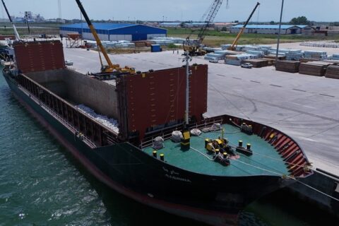 به گزارش نفت جنوب به نقل از روابط عمومی و امور بینالملل سازمان منطقه آزاد انزلی، وی افزود: «بر اساس آمارهای ثبتشده، تعداد کشتیهای تخلیه و بارگیریشده در بندر کاسپین نسبت به مدت مشابه سال گذشته ۴۵ درصد افزایش یافته که نشاندهنده ارتقای زیرساختها و تسهیل فرآیندهای گمرکی و لجستیکی است.»