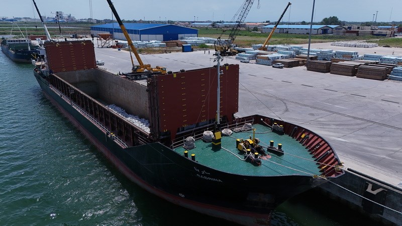 به گزارش نفت جنوب به نقل از روابط عمومی و امور بین‌الملل سازمان منطقه آزاد انزلی، وی افزود: «بر اساس آمارهای ثبت‌شده، تعداد کشتی‌های تخلیه و بارگیری‌شده در بندر کاسپین نسبت به مدت مشابه سال گذشته ۴۵ درصد افزایش یافته که نشان‌دهنده ارتقای زیرساخت‌ها و تسهیل فرآیندهای گمرکی و لجستیکی است.»