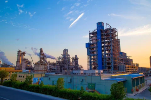 به گزارش نفت جنوب، محمدرضا حیدرزاده با اشاره به هدر رفت و ارسال سالانه صدها تن مخلوط اتیلن و اتان به فلر در زمان تعویض راکتور هیدروژناسیون و یا سرویس گذاری واحدهای الفین گفت: این موضوع علاوه بر هدر رفت اقتصادی موجب افزایش آلایندگیهای زیست محیطی میشد. به همین دلیل یکی از طرحهای مهم با اهداف کاهش فلرینگ، حفظ محیط زیست و جلوگیری از آسیبهای فنی و بازیابی گازهای ارزشمند مشعل تعریف شد.