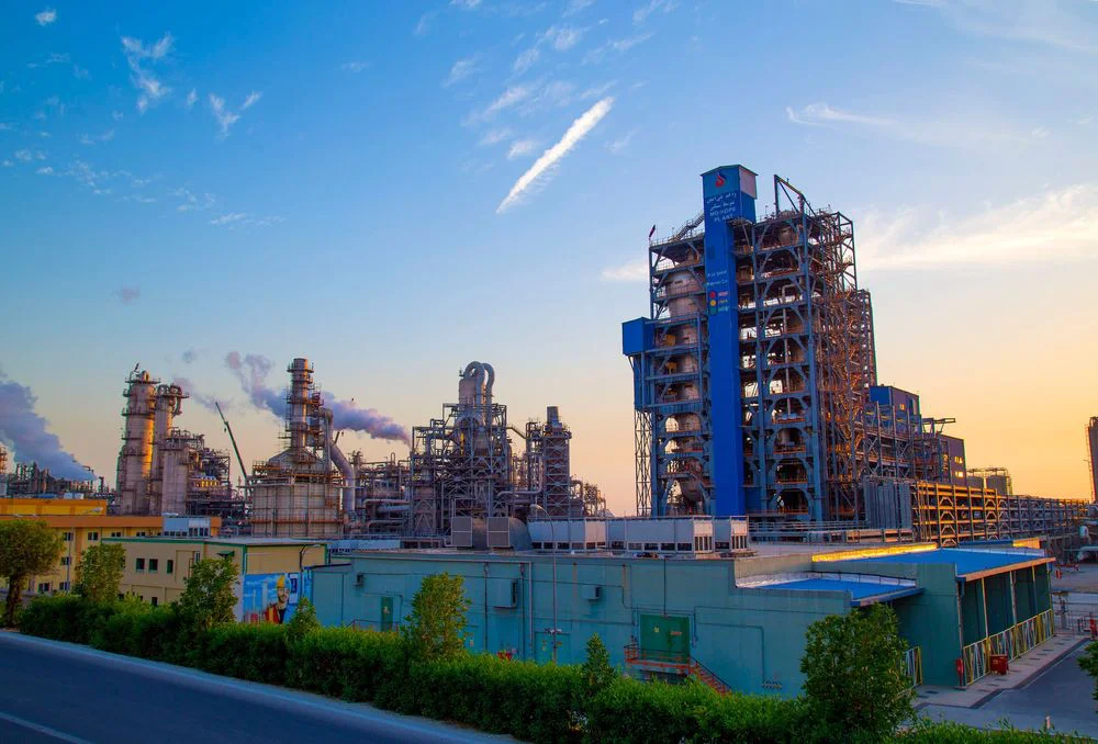 به گزارش نفت جنوب، محمدرضا حیدرزاده با اشاره به هدر رفت و ارسال سالانه صد‌ها تن مخلوط اتیلن و اتان به فلر در زمان تعویض راکتور هیدروژناسیون و یا سرویس گذاری واحد‌های الفین گفت: این موضوع علاوه بر هدر رفت اقتصادی موجب افزایش آلایندگی‌های زیست محیطی می‌شد. به همین دلیل یکی از طرح‌های مهم با اهداف کاهش فلرینگ، حفظ محیط زیست و جلوگیری از آسیب‌های فنی و بازیابی گاز‌های ارزشمند مشعل تعریف شد.