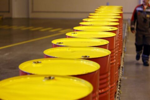 به گزارش نفت جنوب، گرچه صادرات نفت ایران در نوامبر نسبت به بالاترین رقم خود در ماه اکتبر یعنی ۲.۱۵ میلیون بشکه در روز اندکی کاهش یافت، اما طبق گزارش تانکرترکرز، صادرات در ماه نوامبر با ۲.۰۶ میلیون بشکه در روز، یعنی در مجموع ۶۱.۸ میلیون بشکه، همچنان بالاست.