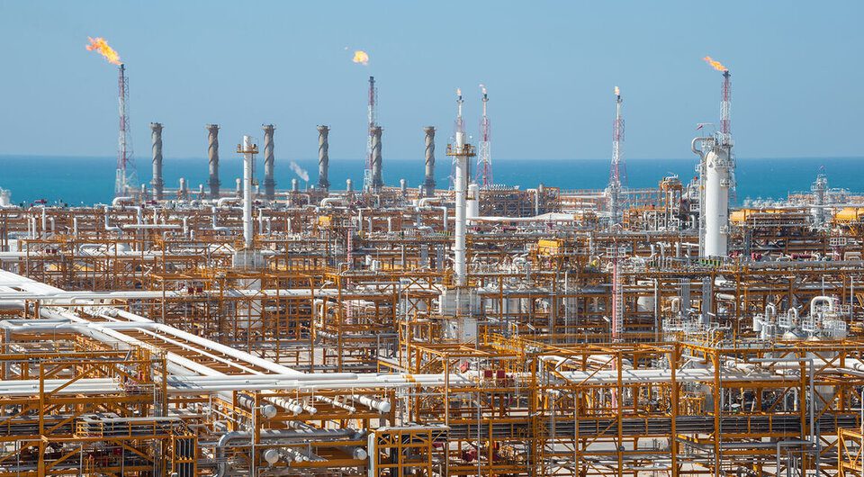 به گزارش نفت جنوب به نقل از وزارت نفت، حسن عباس‌زاده در جریان بازدید از مجتمع پتروشیمی آبادان اظهار کرد: احیای تولید در این واحد صنعتی که نیاز صنایع پایین‌دستی است و در مسیر ارزش‌آفرینی و رونق تولید نقش ایفا می‌کند، باید با جدیت پیگیری شود.