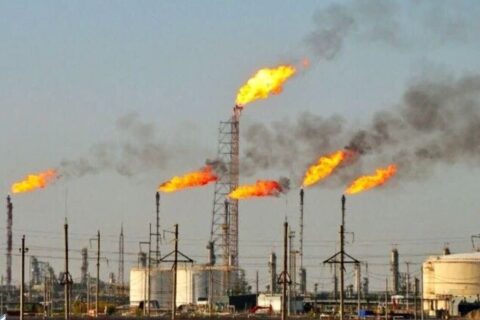 به گزارش نفت جنوب به نقل از شرکت ملی مناطق نفت‌خیز جنوب، رامین حاتمی در بازدید از تأسیسات عملیاتی رگ‌سفید یک، هدف از این بازدید را قدردانی از تلاش همکاران، بررسی عملکردها، برنامه‌ها و شناسایی و رفع چالش‌های پیش روی تولید دانست و اظهار کرد: نقطه قوت و سرمایه اصلی ما در شرکت‌های بهره‌بردار ازجمله نفت و گاز آغاجاری، نیروی انسانی کارآزموده، متخصص و متعهد است و ضرورت دارد با تغییر رویکردها و اصلاح روش‌های اجرایی، شرایط انجام کار برای این نیروها تسهیل شود.