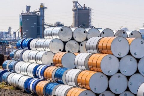 به گزارش نفت جنوب به نقل از رویترز، قیمت نفت برای دومین روز پیاپی در معاملات روز چهارشنبه کاهش یافته است. سرمایه‌گذاران منتظرند ببینند آیا مذاکرات صلح در جنگ روسیه و اوکراین می‌تواند عرضه جهانی نفت را افزایش دهد یا نه. نگرانی درمورد مازاد عرضه ادامه دارد و بالا رفتن ذخایر جهانی آن را تشدید کرده‌است.