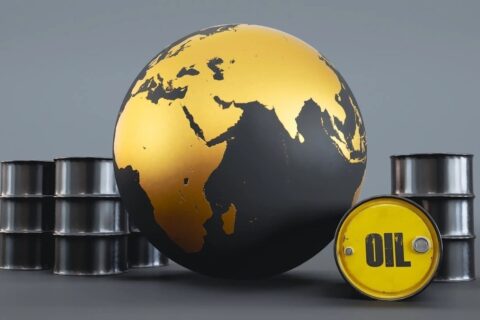 به گزارش نفت جنوب، قیمت نفت در معاملات روز دوشنبه افزایش یافته و بخشی از کاهش قیمت 4 درصدی هفته گذشته را جبران کردهاست. نگرانی درمورد مختل شدن احتمالی عرضه نفت ونزوئلا بهدنبال تشدید تنشها با آمریکا از نگرانی در مورد مازاد عرضه تحت تأثیر قرارداد احتمالی صلح بین روسیه و اوکراین پیشی گرفته است.