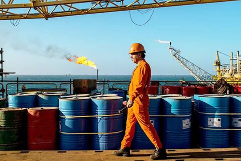 به گزارش نفت جنوب به نقل از از خبرگزاری رویترز ، قیمت نفت روز چهارشنبه (سوم دی) برای ششمین روز پیاپی افزایش یافت؛ رشدی که ناشی از عملکرد قوی اقتصاد آمریکا و نگرانی‌ها درباره عرضه از سوی ونزوئلا و روسیه بود.