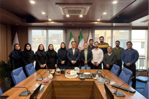 به گزارش نفت جنوب به نقل از روابط عمومی و امور فرهنگی پتروشیمی مروارید، در ابتدای این مراسم مهدی حسینپور مدیر مالی و سرمایه گذاری ضمن تبریک روز حسابدار، تلاش همکاران مالی شرکت را نمونهای از پشتکار، نظم و مسئولیتپذیری عنوان کرد و افزود: حسابداری صرفا یک شغل نیست، مسئولیتی است که با شفافیت، دقت و سلامت مالی شرکت خورده است. همکاران واحد مالی در شرکت پتروشیمی مروارید در شرایط مختلف حتی روزهای تعطیل با تعهد و پشتکار کنار شرکت بودهاند و این روحیه رمز موفقیت آنهاست.