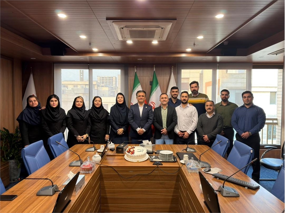 به گزارش نفت جنوب به نقل از روابط عمومی و امور فرهنگی پتروشیمی مروارید، در ابتدای این مراسم مهدی حسین‌پور مدیر مالی و سرمایه گذاری ضمن تبریک روز حسابدار، تلاش همکاران مالی شرکت را نمونه‌ای از پشتکار، نظم و مسئولیت‌پذیری عنوان کرد و افزود: حسابداری صرفا یک شغل نیست، مسئولیتی است که با شفافیت، دقت و سلامت مالی شرکت خورده است. همکاران واحد مالی در شرکت پتروشیمی مروارید در شرایط مختلف حتی روزهای تعطیل با تعهد و پشتکار کنار شرکت بوده‌اند و این روحیه رمز موفقیت آنهاست.