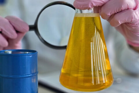 به گزارش نفت جنوب به نقل از ایسنا، با افزایش نیاز به سوخت‌های پاک و کاهش آلاینده‌های محیط‌ زیستی، تولید نانوکاتالیست‌های داخلی در ایران به یک ضرورت فناورانه تبدیل شده است. این کاتالیست‌ها با ساختار نانومتری و سطح فعال بالا، توانایی حذف ترکیبات گوگردی از برش‌های سنگین نفتی مانند مازوت را دارند و در فرآیندهای پالایشگاهی مانند RCD نقش کلیدی ایفا می‌کنند.