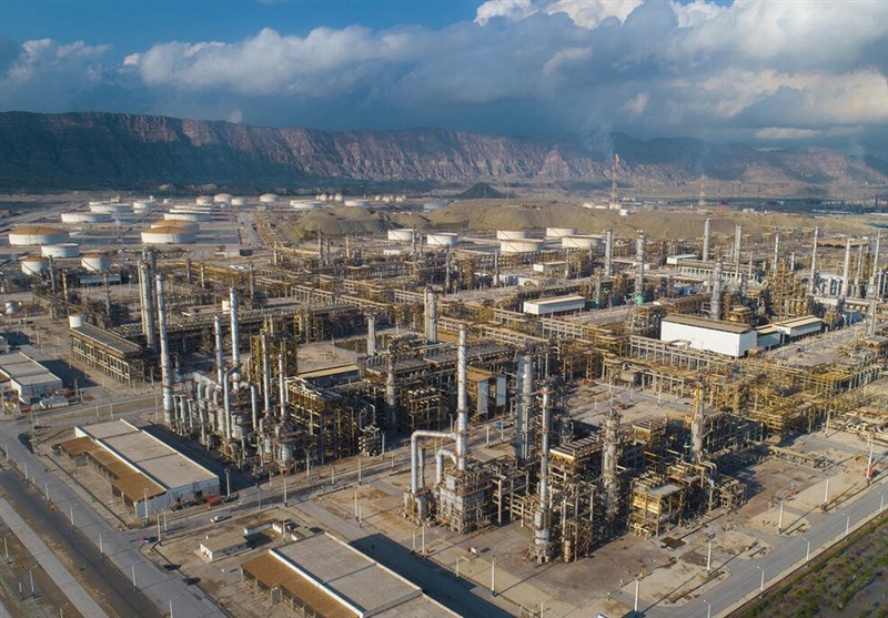 به گزارش نفت جنوب به نقل از تسنیم، سردار سرتیپ پاسدار عبدالرضا عابد، فرمانده قرارگاه سازندگی خاتم الانبیا(ص) در جمع خبرنگاران اظهار داشت: سالگرد تاسیس قرارگاه را تبریک عرض میکنم و امیدوارم این قرارگاه رسالتی را که برعهده گرفته، به نحو احسنت انجام دهیم.