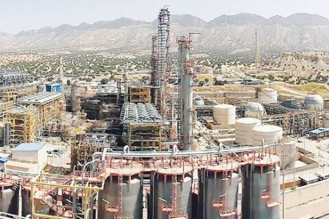 به گزارش نفت جنوب به نقل از ایلنا؛ در شرایطی که صنعت پتروشیمی ایران در سال‌های اخیر همزمان با فشار تحریم‌ها، نوسانات ارزی، محدودیت‌های انرژی و الزامات سختگیرانه زیست‌محیطی با چالش‌های جدی مواجه بوده، برخی مجتمع‌ها توانسته‌اند از دل همین تنگناها، فرصت‌هایی برای بازآفرینی ساختار تولید، کاهش هزینه‌ها و افزایش ارزش افزوده خلق کنند. پتروشیمی ایلام یکی از همین نمونه‌ها است؛ مجتمعی که در یک ماه اخیر، زنجیره‌ای از اقدامات فنی، مدیریتی، فناورانه و اجتماعی را به ثبت رسانده که در مجموع، تصویری متفاوت از یک بنگاه صنعتی صرف ارائه می‌دهد.