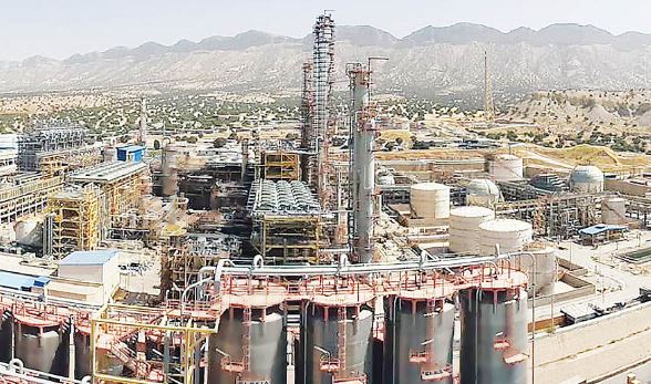 به گزارش نفت جنوب به نقل از ایلنا؛ در شرایطی که صنعت پتروشیمی ایران در سال‌های اخیر همزمان با فشار تحریم‌ها، نوسانات ارزی، محدودیت‌های انرژی و الزامات سختگیرانه زیست‌محیطی با چالش‌های جدی مواجه بوده، برخی مجتمع‌ها توانسته‌اند از دل همین تنگناها، فرصت‌هایی برای بازآفرینی ساختار تولید، کاهش هزینه‌ها و افزایش ارزش افزوده خلق کنند. پتروشیمی ایلام یکی از همین نمونه‌ها است؛ مجتمعی که در یک ماه اخیر، زنجیره‌ای از اقدامات فنی، مدیریتی، فناورانه و اجتماعی را به ثبت رسانده که در مجموع، تصویری متفاوت از یک بنگاه صنعتی صرف ارائه می‌دهد.