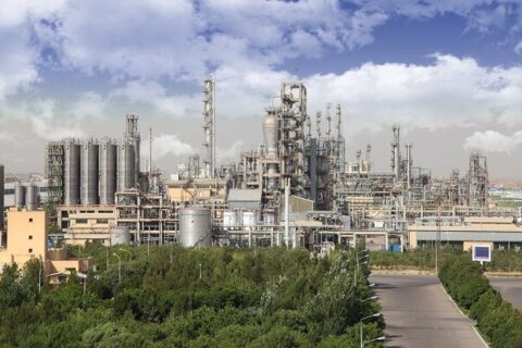 به گزارش نفت جنوب به نقل از ایلنا؛ پتروشیمی تبریز به‌عنوان یکی از قدیمی‌ترین و متنوع‌ترین مجتمع‌های پتروشیمی ایران، طی سال‌های اخیر مسیری متفاوت از بسیاری بنگاه‌های صنعتی کشور را پیموده است؛ مسیری مبتنی بر شفافیت مالی، توسعه فناوری، تنوع محصول، مدیریت حرفه‌ای و تعامل فعال با بازار سرمایه. بازتاب گسترده عملکرد این شرکت در رسانه‌ها، خبرگزاری‌ها، محافل تخصصی و حتی شبکه‌های اجتماعی، نشان می‌دهد «شتبریز» صرفاً یک بنگاه تولیدی نیست، بلکه به تدریج به یک برند صنعتی–اقتصادی معتبر در سطح ملی تبدیل شده است.