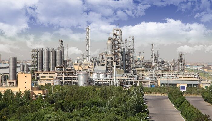 به گزارش نفت جنوب به نقل از ایلنا؛ پتروشیمی تبریز به‌عنوان یکی از قدیمی‌ترین و متنوع‌ترین مجتمع‌های پتروشیمی ایران، طی سال‌های اخیر مسیری متفاوت از بسیاری بنگاه‌های صنعتی کشور را پیموده است؛ مسیری مبتنی بر شفافیت مالی، توسعه فناوری، تنوع محصول، مدیریت حرفه‌ای و تعامل فعال با بازار سرمایه. بازتاب گسترده عملکرد این شرکت در رسانه‌ها، خبرگزاری‌ها، محافل تخصصی و حتی شبکه‌های اجتماعی، نشان می‌دهد «شتبریز» صرفاً یک بنگاه تولیدی نیست، بلکه به تدریج به یک برند صنعتی–اقتصادی معتبر در سطح ملی تبدیل شده است.