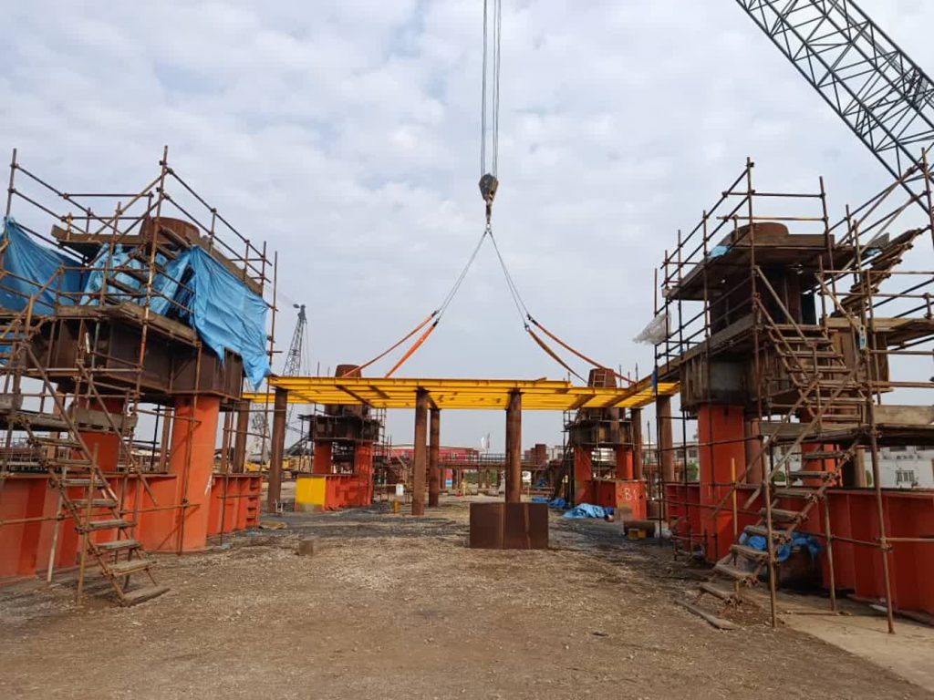 به گزارش نفت جنوب به نقل از روابط‌ عمومی شرکت مهندسی و ساخت تاسیسات دریایی ایران، با توجه به اهمیت افزایش ظرفیت  تولید گاز جهت کمک به رفع ناترازی انرژی در کشور و همچنین تاکید وزارت نفت و شرکت ملی نفت ایران در اولویت‌بخشی به طرح‌های توسعه میادین مشترک گازی، این طرح نیز در اولویت برنامه‌های توسعه‌ای شرکت نفت و گاز پارس قرار دارد و امروز نیز با تلاش متخصصان داخلی لیفت طبقه Drain Deck انجام و در موقعیت خود قرار گرفت.