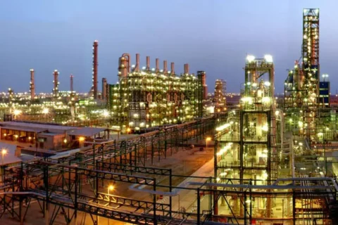 به گزارش نفت جنوب به نقل از ایسنا، حسن عباس‌زاده امروز در همایش سرمایه‌گذاران صنعت پتروشیمی با بیان اینکه ظرفیت صنعت پتروشیمی در پایان برنامه هفتم توسعه باید به ۱۳۱.۵ میلیون تن برسد، اظهار کرد: ۲۶ میلیارد دلار در این برنامه سرمایه‌گذاری می‌شود که حدود ۱۳ میلیارد دلار آن انجام شده و طرح‌های این برنامه حدود ۶۰ درصد پیشرفت دارند.