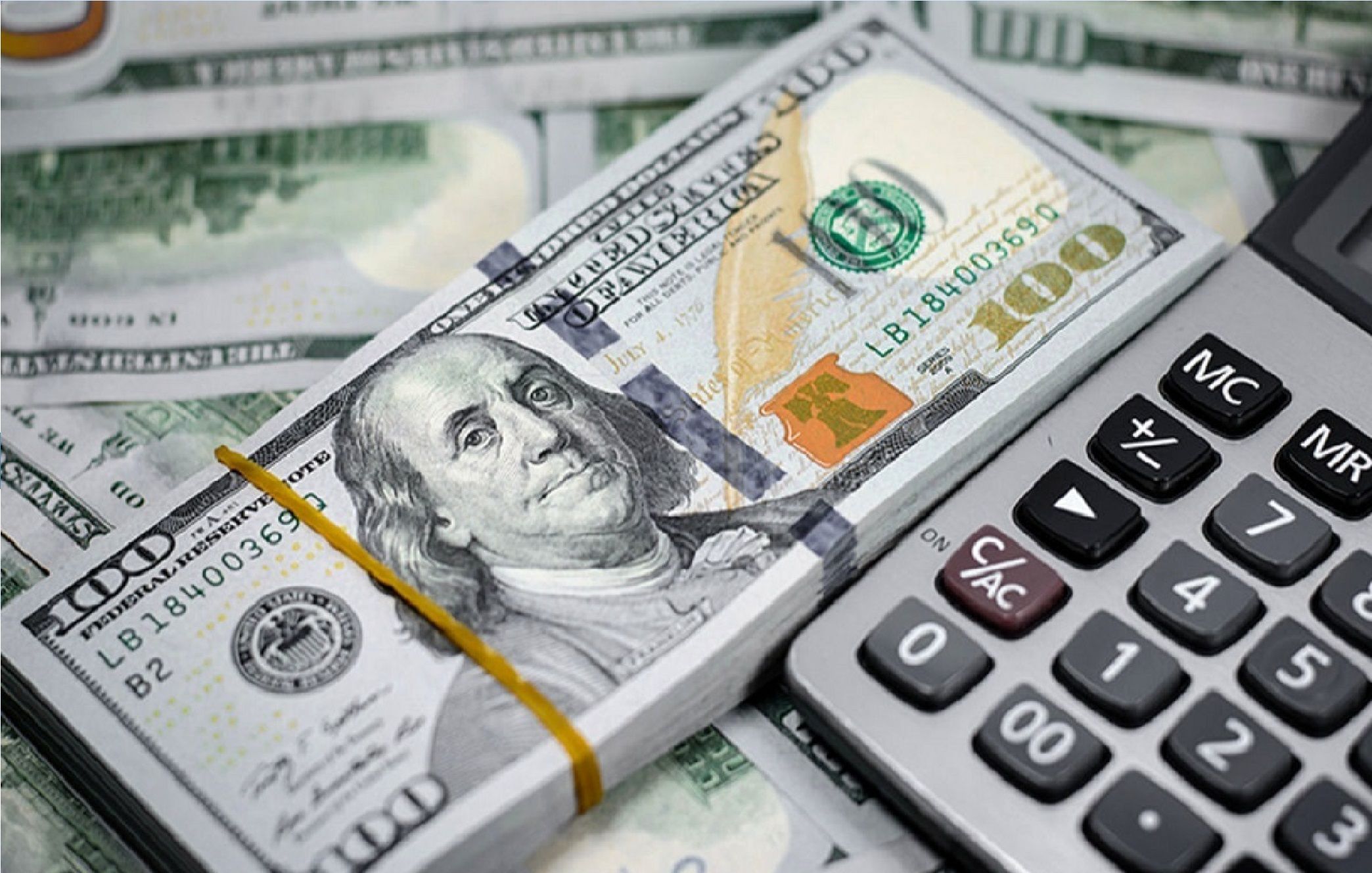 به گزارش نفت جنوب به نقل از ایرنا، جبار کوچکی‌نژاد، عضو کمیسیون برنامه و بودجه مجلس با اشاره به کاهش درآمدهای نفتی و مشکل تامین ارز برای واردات کالاهای اساسی و نهاده‌های دامی اظهار داشت: به دلیل کاهش درآمدهای نفتی واردات برخی از اقلام دچار مشکل می‌شوند و ارز لازم برای واردات کالاهای اساسی تهیه نمی‌شود.