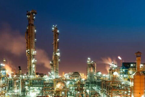 به گزارش نفت جنوب به نقل از صدای پتروشیمی، بر اساس دادههای تاریخی، ارزش بازار دلاری هلدینگ خلیج فارس که پس از ثبت اوج تاریخی حدود ۲۰ میلیارد دلار در سال ۱۳۹۹ وارد فاز اصلاحی شده بود، در سالهای ابتدایی دهه ۱۴۰۰ در محدوده ۱۲ تا ۱۳ میلیارد دلار نوسان داشت. با این حال، از سال ۱۴۰۲ به بعد، این شاخص وارد مسیر نزولی مشخصی شد و در سال ۱۴۰۴ به محدوده ۷ تا ۸ میلیارد دلار کاهش یافت؛ سطحی که پایینترین مقادیر چند سال اخیر محسوب میشود.