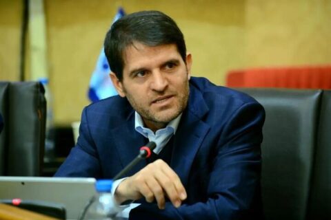 به گزارش نفت جنوب به نقل از ایلنا، حسن عباس زاده در اولین همایش سرمایه گذاران صنعت پتروشیمی با بیان اینکه ۷۰ درصد محصولات پتروشیمی صادر می‌شود، اظهار داشت: در برنامه هفتم توسعه و تکمیل زنجیره ارزش هدف گذاری شده اما چالش بزرگ ما برای رسیدن به تولید ۱۳۱ میلیون تن؛ تامین خوراک پایدار است.