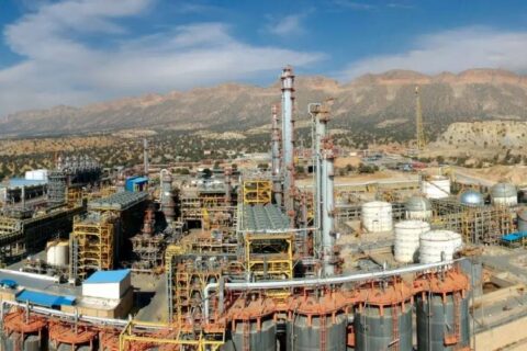 به گزارش نفت جنوب به نقل از ایلنا، حسن عباس زاده در مراسم امضای تفاهمنامه های مرتبط با کاهش مصرف انرژی با اشاره به اهتمام پتروشیمی در تحقق اهداف برنامه هفتم توسعه، اظهار داشت: طبق برنامه ما باید به ظرفیت ۱۳۱.۵ میلیون تن ظرفیت نصب شده برسیم، اما چالش این است که بخشی از ظرفیت فعلی یعنی حدود ۱۸ تا ۲۰ میلیون تن را نمی‌توانیم استفاده کنیم.