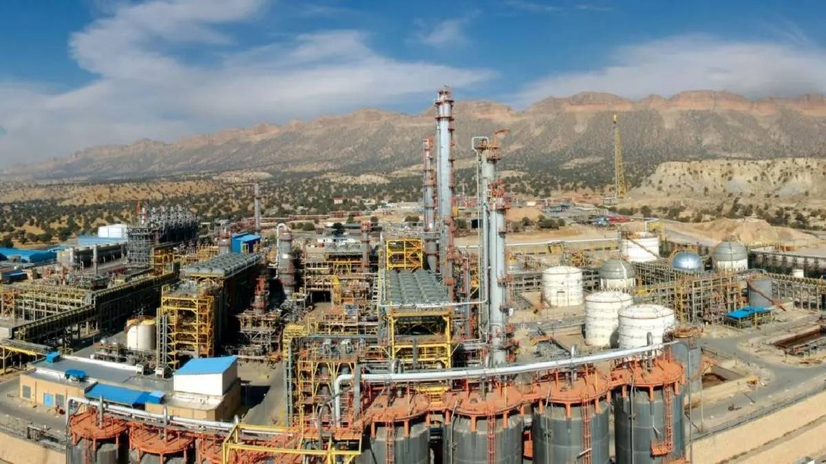 به گزارش نفت جنوب به نقل از ایلنا، حسن عباس زاده در مراسم امضای تفاهمنامه های مرتبط با کاهش مصرف انرژی با اشاره به اهتمام پتروشیمی در تحقق اهداف برنامه هفتم توسعه، اظهار داشت: طبق برنامه ما باید به ظرفیت ۱۳۱.۵ میلیون تن ظرفیت نصب شده برسیم، اما چالش این است که بخشی از ظرفیت فعلی یعنی حدود ۱۸ تا ۲۰ میلیون تن را نمی‌توانیم استفاده کنیم.