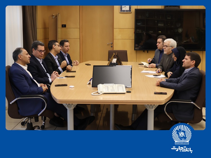 به گزارش نفت جنوب، دکتراخلاقی در این دیدار با تبریک روز هشتم دی ماه، که به نام روز صنعت پتروشیمی در تقویم کشورمان به ثبت رسیده است، همکاری بانک تجارت با فعالان صنعت نفت، گاز و پتروشیمی را افتخاری برای این بانک دانست و با اشاره به محصولات و خدمات نوین این بانک برای خدمت‌رسانی به مشتریان بزرگ گفت: بانک تجارت همواره در کنار بنگاه‌های تولیدی و صنعتی کشور بوده و مصمم است با ارائه راهکار‌های مالی متنوع زمینه توسعه فعالیت‌های اقتصادی و افزایش بهره‌وری را برای مشتریان خود فراهم آورد.