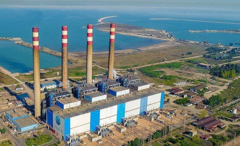 به گزارش نفت جنوب به نقل از روابط عمومی شرکت تولید برق نکا، وی محمدرضا عابدی با تأکید بر ضرورت فعال سازی ظرفیت‌های مشترک صنعت برق، گاز و پتروشیمی در راستای افزایش بهره‌وری انرژی گفت: در نشست مشترک با مدیر بهینه‌سازی مصرف انرژی شرکت ملی صنایع پتروشیمی ایران و مدیرعامل شرکت گاز استان مازندران در نیروگاه نکا، پروژه‌هایی برای صرفه‌جویی در مصرف انرژی و افزایش راندمان نیروگاه شناسایی شد که اجرای آن‌ها می‌تواند منجر به کاهش مصرف انرژی، ارتقای بهره‌وری، رفع محدودیت تولید برق و توسعه سرمایه‌گذاری در این بخش شود.